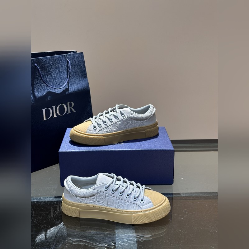 Dior 這款 B33 運動鞋全新演繹經典的網球鞋，時尚廓形突顯厚重質感。采用牛