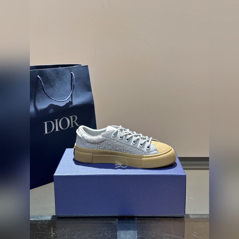 Dior 這款 B33 運動鞋全新演繹經典的網球鞋，時尚廓形突顯厚重質感。采用牛