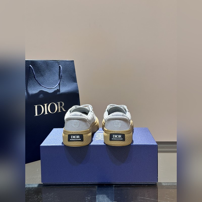 Dior 這款 B33 運動鞋全新演繹經典的網球鞋，時尚廓形突顯厚重質感。采用牛