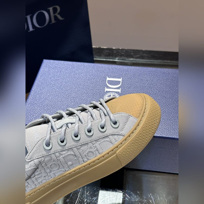 Dior 這款 B33 運動鞋全新演繹經典的網球鞋，時尚廓形突顯厚重質感。采用牛