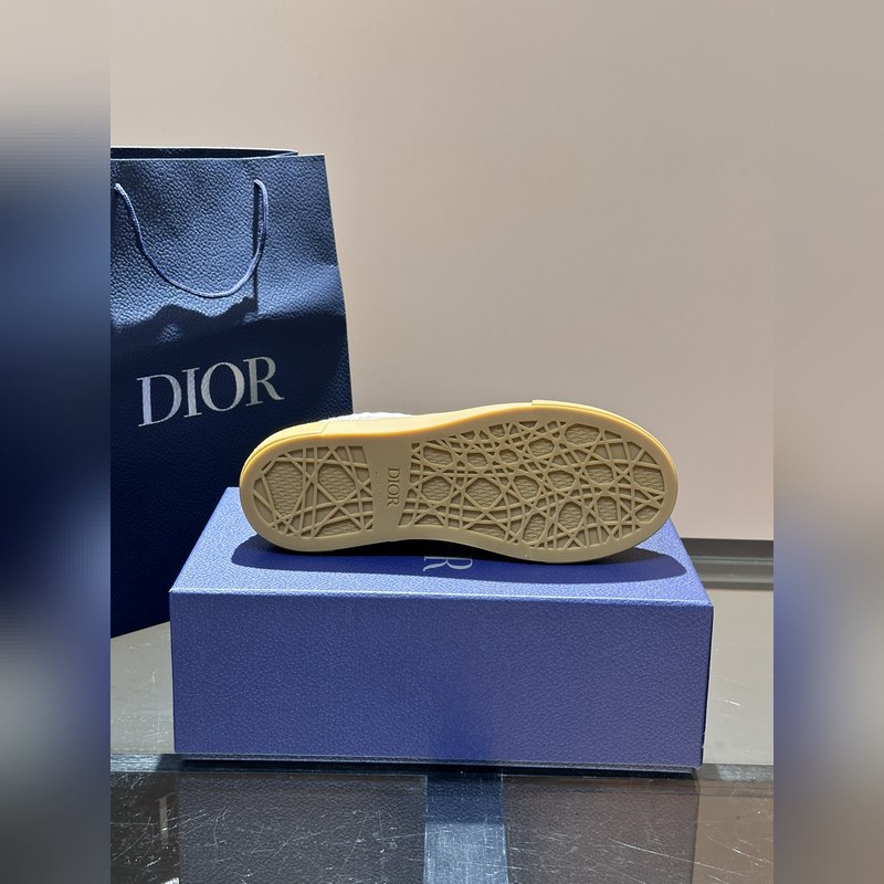 Dior 這款 B33 運動鞋全新演繹經典的網球鞋，時尚廓形突顯厚重質感。采用牛