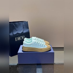 Dior 這款 B33 運(yùn)動(dòng)鞋全新演繹經(jīng)典的網(wǎng)球鞋，時(shí)尚廓形突顯厚重質(zhì)感。采用牛