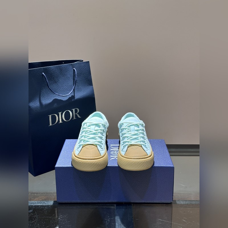 Dior 這款 B33 運動鞋全新演繹經典的網球鞋，時尚廓形突顯厚重質感。采用牛