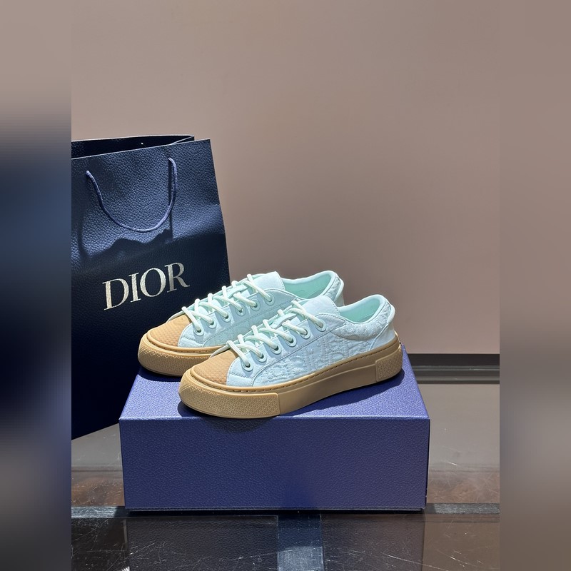 Dior 這款 B33 運動鞋全新演繹經典的網球鞋，時尚廓形突顯厚重質感。采用牛