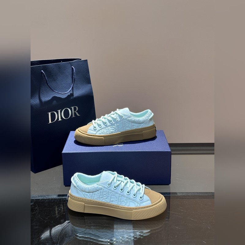 Dior 這款 B33 運動鞋全新演繹經典的網球鞋，時尚廓形突顯厚重質感。采用牛