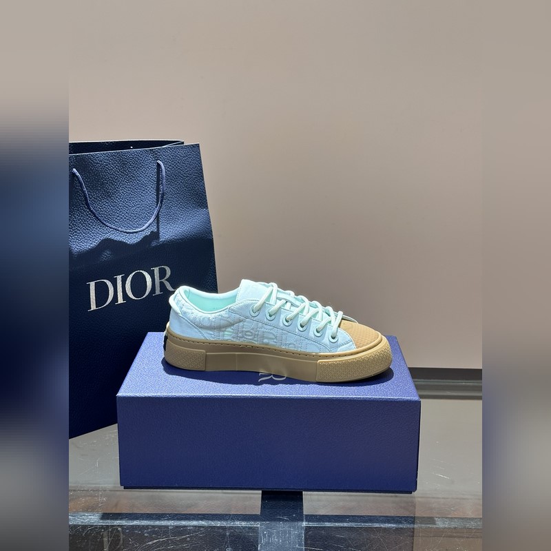 Dior 這款 B33 運動鞋全新演繹經典的網球鞋，時尚廓形突顯厚重質感。采用牛