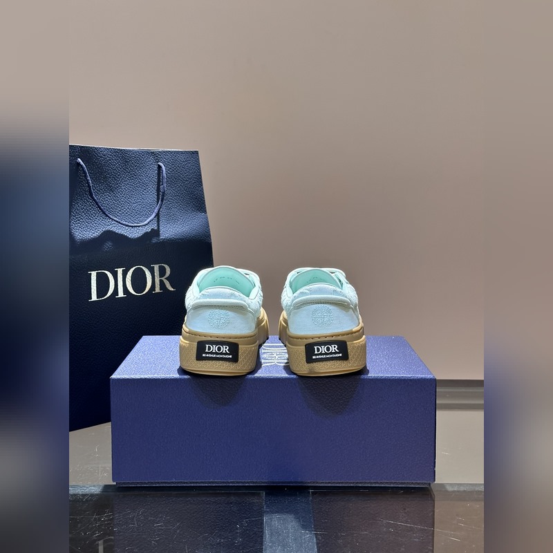 Dior 這款 B33 運動鞋全新演繹經典的網球鞋，時尚廓形突顯厚重質感。采用牛