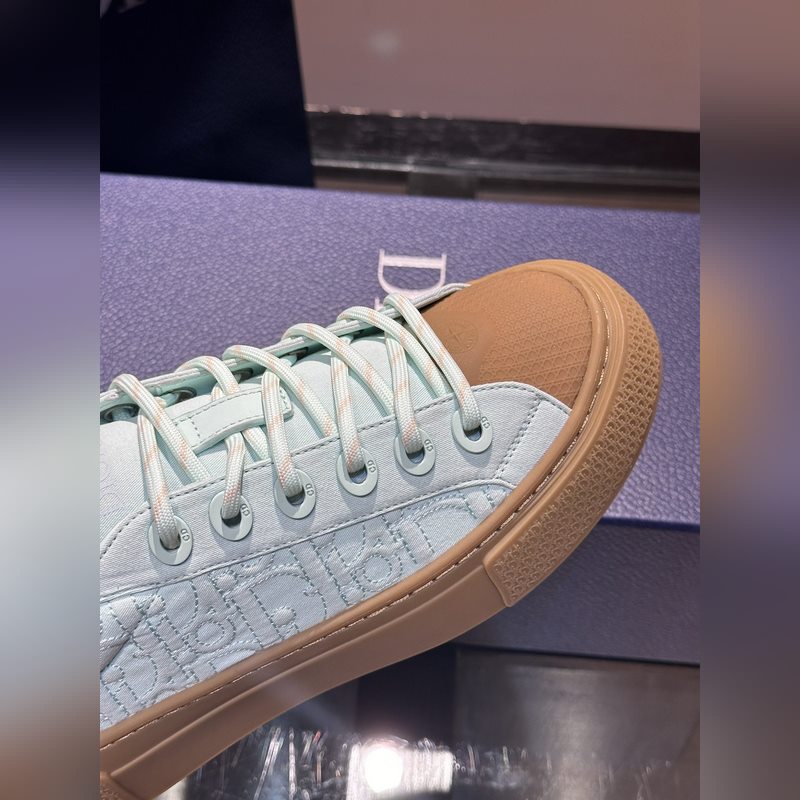 Dior 這款 B33 運動鞋全新演繹經典的網球鞋，時尚廓形突顯厚重質感。采用牛