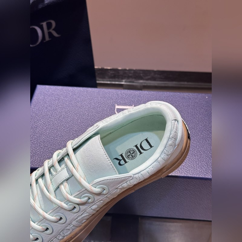 Dior 這款 B33 運動鞋全新演繹經典的網球鞋，時尚廓形突顯厚重質感。采用牛