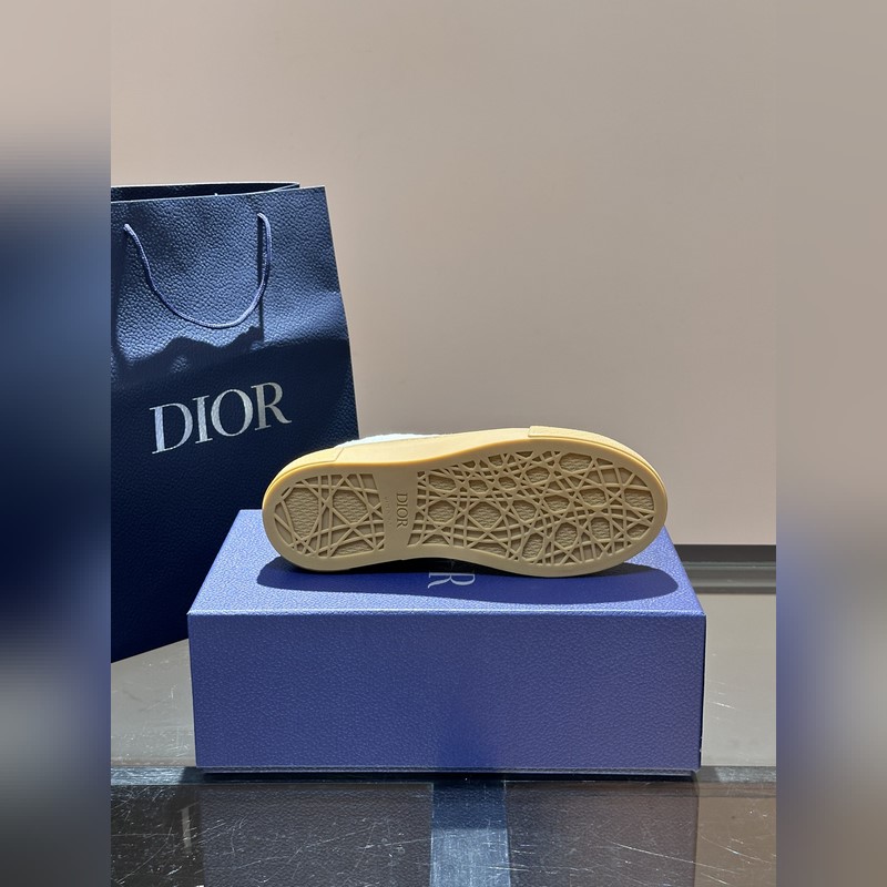 Dior 這款 B33 運動鞋全新演繹經典的網球鞋，時尚廓形突顯厚重質感。采用牛