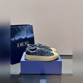 Dior 這款 B33 運(yùn)動(dòng)鞋全新演繹經(jīng)典的網(wǎng)球鞋，時(shí)尚廓形突顯厚重質(zhì)感。采用牛