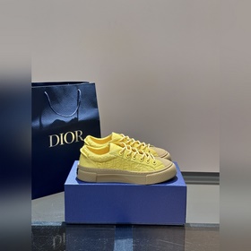 Dior 這款 B33 運(yùn)動(dòng)鞋全新演繹經(jīng)典的網(wǎng)球鞋，時(shí)尚廓形突顯厚重質(zhì)感。采用牛