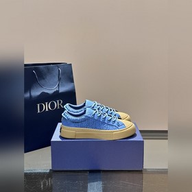 Dior 這款 B33 運(yùn)動(dòng)鞋全新演繹經(jīng)典的網(wǎng)球鞋，時(shí)尚廓形突顯厚重質(zhì)感。采用牛