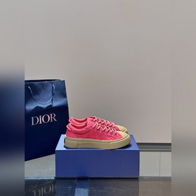 Dior 這款 B33 運(yùn)動(dòng)鞋全新演繹經(jīng)典的網(wǎng)球鞋，時(shí)尚廓形突顯厚重質(zhì)感。采用牛