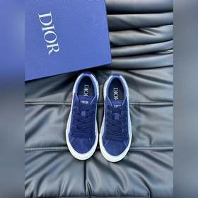 Dior 這款 B33 運(yùn)動(dòng)鞋全新演繹經(jīng)典的網(wǎng)球鞋，時(shí)尚廓形突顯厚重質(zhì)感。采用牛