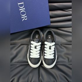 Dior 這款 B33 運(yùn)動(dòng)鞋全新演繹經(jīng)典的網(wǎng)球鞋，時(shí)尚廓形突顯厚重質(zhì)感。采用牛