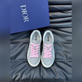 Dior 這款 B33 運(yùn)動(dòng)鞋全新演繹經(jīng)典的網(wǎng)球鞋，時(shí)尚廓形突顯厚重質(zhì)感。采用牛