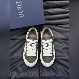 Dior 這款 B33 運(yùn)動(dòng)鞋全新演繹經(jīng)典的網(wǎng)球鞋，時(shí)尚廓形突顯厚重質(zhì)感。采用牛