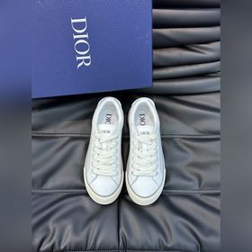 Dior 這款 B33 運(yùn)動(dòng)鞋全新演繹經(jīng)典的網(wǎng)球鞋，時(shí)尚廓形突顯厚重質(zhì)感。采用牛