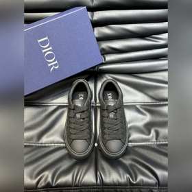 Dior 這款 B33 運(yùn)動(dòng)鞋全新演繹經(jīng)典的網(wǎng)球鞋，時(shí)尚廓形突顯厚重質(zhì)感。采用牛