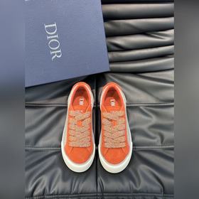 Dior 這款 B33 運(yùn)動(dòng)鞋全新演繹經(jīng)典的網(wǎng)球鞋，時(shí)尚廓形突顯厚重質(zhì)感。采用牛