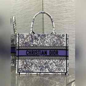 中號現(xiàn)貨 Tote最新春夏系列，藍色野人刺繡圖案，夏日氣息撲面而來，高級的拼色，