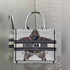 中號現(xiàn)貨 Tote最新春夏系列，彩色五角星刺繡圖案，夏日氣息撲面而來，高級的拼色