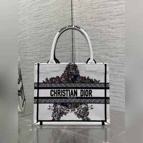 小號現(xiàn)貨 Tote最新尺寸小號，被種草了這個包 ，比原本的小號短一點，顯得非常秀