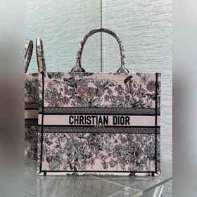 大號現(xiàn)貨 Tote最新春夏系列，百花園刺繡圖案，夏日氣息撲面而來，高級的拼色，標