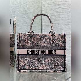 中號現(xiàn)貨 Tote最新春夏系列，百花園刺繡圖案，夏日氣息撲面而來，高級的拼色，標