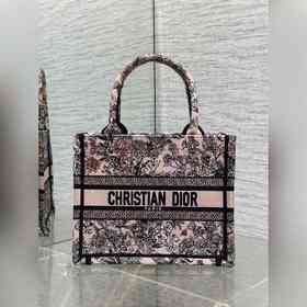 小號現(xiàn)貨 Tote最新尺寸小號，被種草了這個包 ，比原本的小號短一點，顯得非常秀