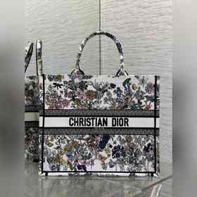 大號現(xiàn)貨 Tote最新春夏系列，百花園刺繡圖案，夏日氣息撲面而來，高級的拼色，標