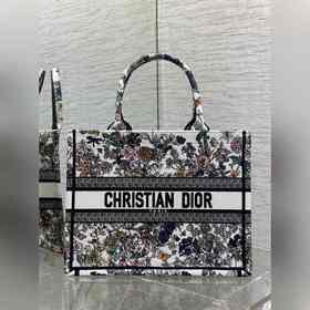 中號現(xiàn)貨 Tote最新春夏系列，百花園刺繡圖案，夏日氣息撲面而來，高級的拼色，標