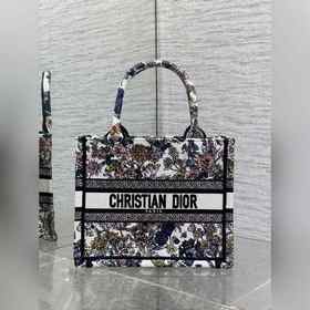 小號現(xiàn)貨 Tote最新尺寸小號，被種草了這個包 ，比原本的小號短一點，顯得非常秀