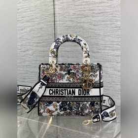 五格現(xiàn)貨 Lady最新夏季系列，簡潔的拼色，精美絕倫的刺繡，讓整個包非常亮眼，大