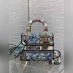 五格現(xiàn)貨 Lady最新夏季系列，簡潔的拼色，精美絕倫的刺繡，讓整個包非常亮眼，大