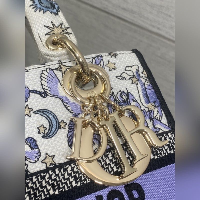 五格現(xiàn)貨 Lady最新夏季系列，簡潔的拼色，精美絕倫的刺繡，讓整個包非常亮眼，大