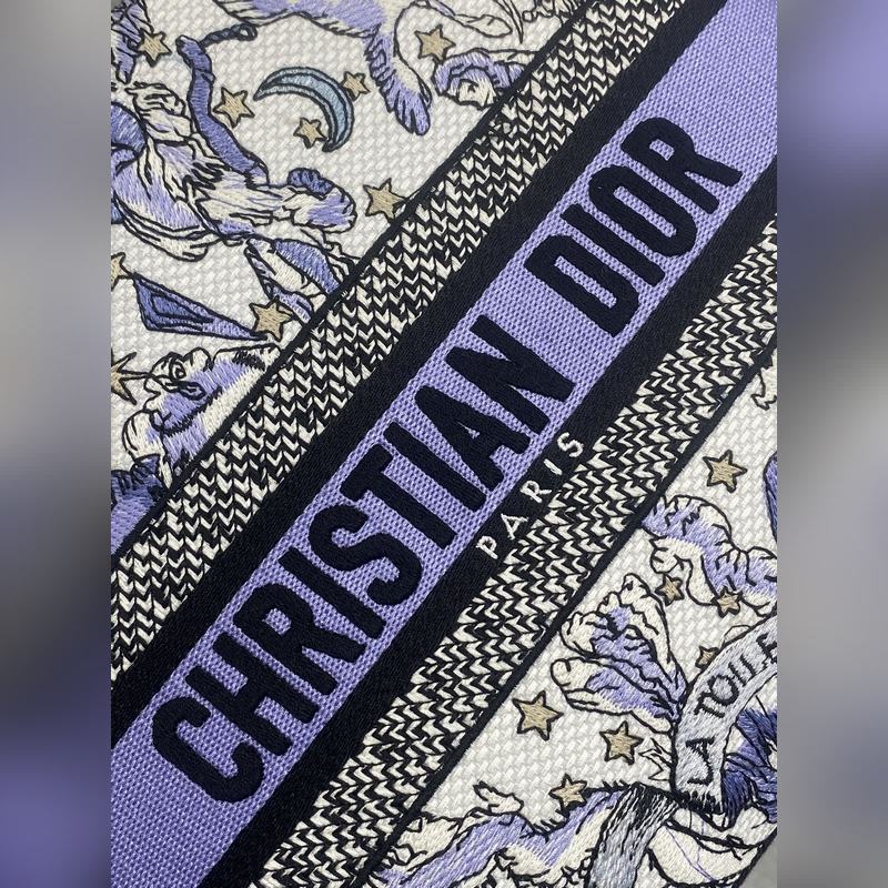 五格現(xiàn)貨 Lady最新夏季系列，簡潔的拼色，精美絕倫的刺繡，讓整個包非常亮眼，大