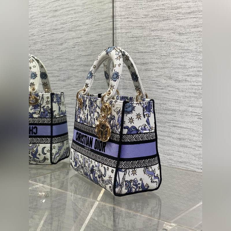 五格現(xiàn)貨 Lady最新夏季系列，簡潔的拼色，精美絕倫的刺繡，讓整個包非常亮眼，大