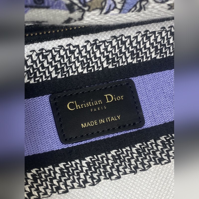 五格現(xiàn)貨 Lady最新夏季系列，簡潔的拼色，精美絕倫的刺繡，讓整個包非常亮眼，大