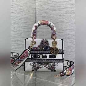 五格現(xiàn)貨 Lady最新夏季系列，簡潔的拼色，精美絕倫的刺繡，讓整個包非常亮眼，大