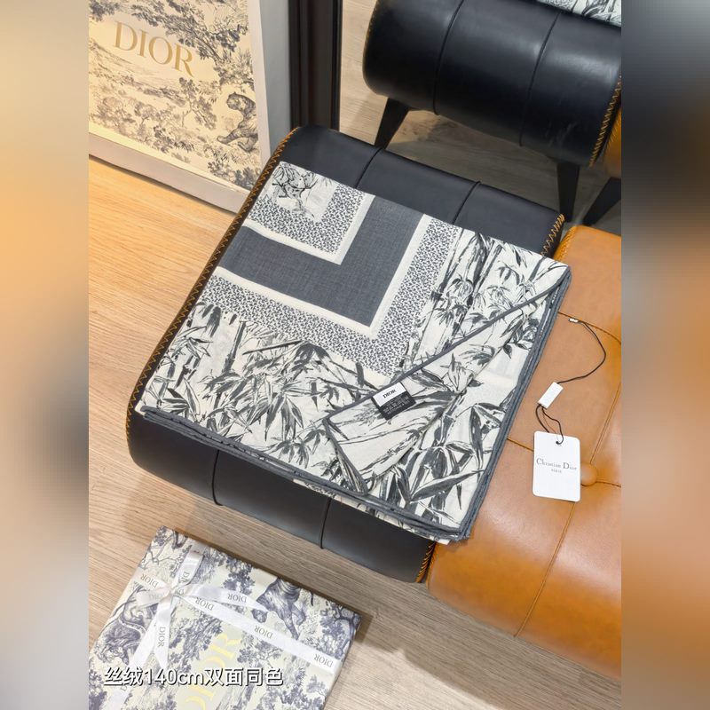 RDO2543 雙面同色 140x140cm 70%羊絨30%真絲 迪奧