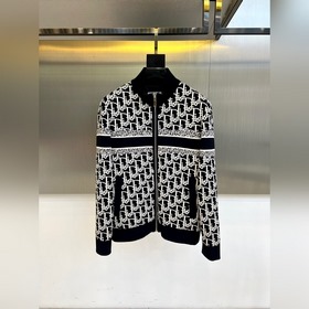 Dio迪奧、2026秋冬新品D家立領(lǐng)棉服夾克，以品牌標(biāo)志性O(shè)blique老花圖案