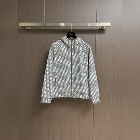 Dior 2026ss滿(mǎn)印老花連帽外套，全身暗紋標(biāo)識(shí)彰顯品牌辨識(shí)度。這款兼?zhèn)錅嘏?>
							</figure>
                            <p class=