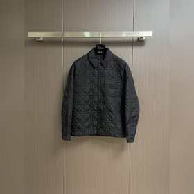 Dior 黑色科技面料藤格紋夾克外套，重新演繹經(jīng)典設(shè)計(jì)，彰顯現(xiàn)代風(fēng)格。采用黑色科