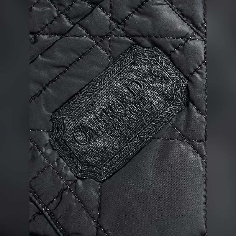 Dior 黑色科技面料藤格紋夾克外套，重新演繹經典設計，彰顯現代風格。采用黑色科