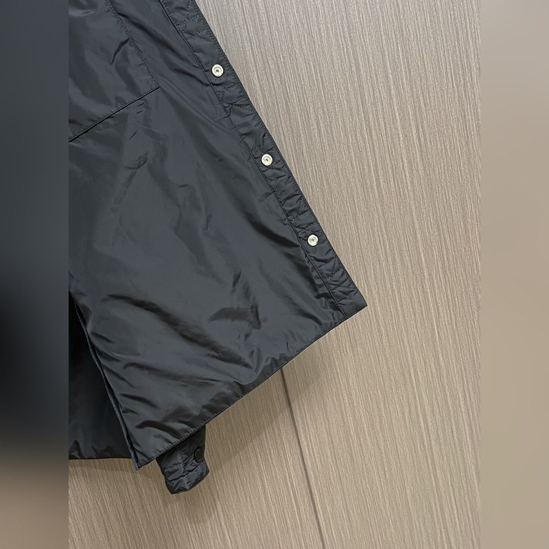 Dior 黑色科技面料藤格紋夾克外套，重新演繹經典設計，彰顯現代風格。采用黑色科