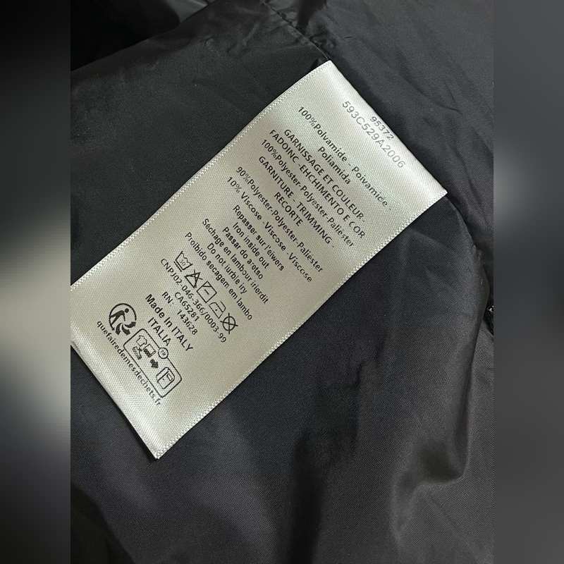 Dior 黑色科技面料藤格紋夾克外套，重新演繹經典設計，彰顯現代風格。采用黑色科