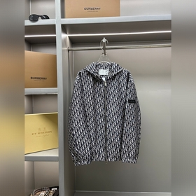 Dior 迪奧 經(jīng)典字母提花連帽薄棉夾克外套 這款連帽夾克飾以經(jīng)典的字母提花。