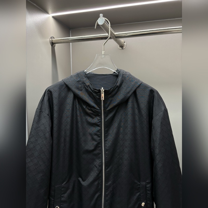 DIOR 迪奧 字母刺繡雙面穿夾克外套 立體修身的裁剪設(shè)計，上身簡約百搭，幹練